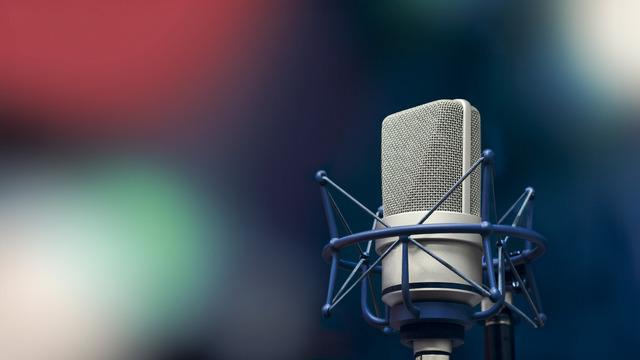 Mikrofonu hoparlöre yaklaştırınca neden tiz ses çıkar?