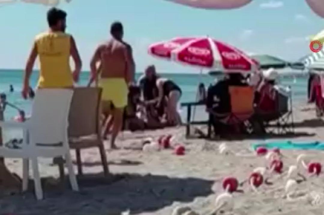 Yer: Büyükçekmece! Plajda birbirlerine girdiler: Üst üste dövüşüp kolunu ısırdı... 1