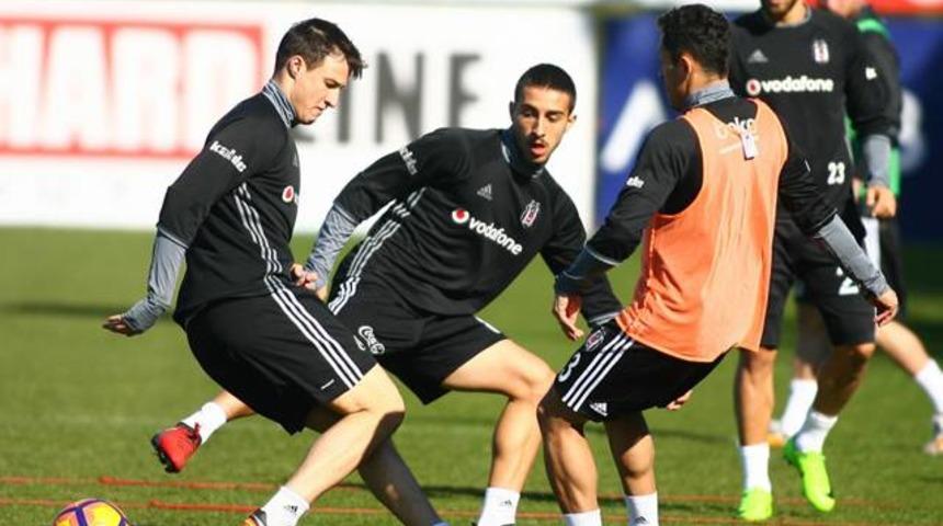 Beşiktaş'a Adriano ve Mitrovic m&uuml;jdesi