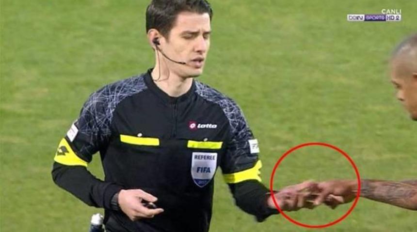 T&uuml;rk futbolu bunu da g&ouml;rd&uuml;! Orta sahada cep telefonu buldu