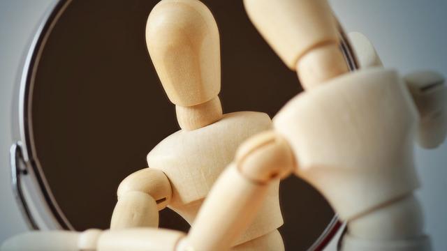 Ayna neden sağ ve solu ters gösterir de yukarı ve aşağıyı göstermez?