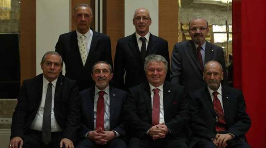 Beşiktaş&rsquo;ta divan krizi s&uuml;r&uuml;yor