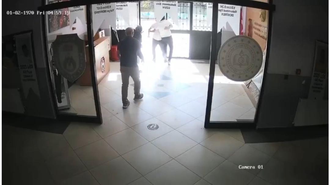 Yer: Kocaeli! Aldığı cevabı beğenmeyen veli okulda dehşet saçtı! Bıçakla saldırdı 1