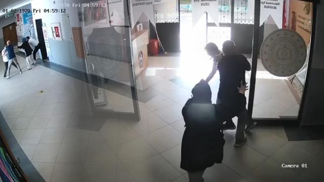 Yer: Kocaeli! Aldığı cevabı beğenmeyen veli okulda dehşet saçtı! Bıçakla saldırdı