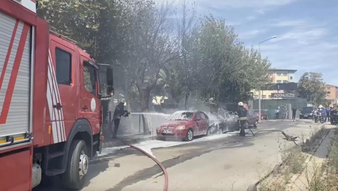 Park halindeki iki otomobil alev alev yandı 1