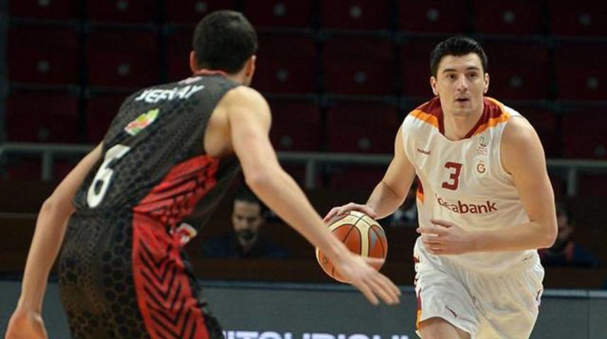 Galatasaray&rsquo;da iki oyuncu kadro dışı!