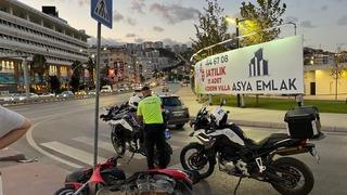 Motosiklet trafik levhasına çarptı: 1'i ağır 2 yaralı
