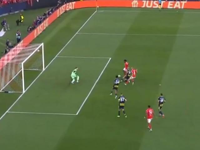 Benfica-Fenerbahçe maçının ilk anlarında inanılmaz olay! Livakovic kalesinde kendini siper etti