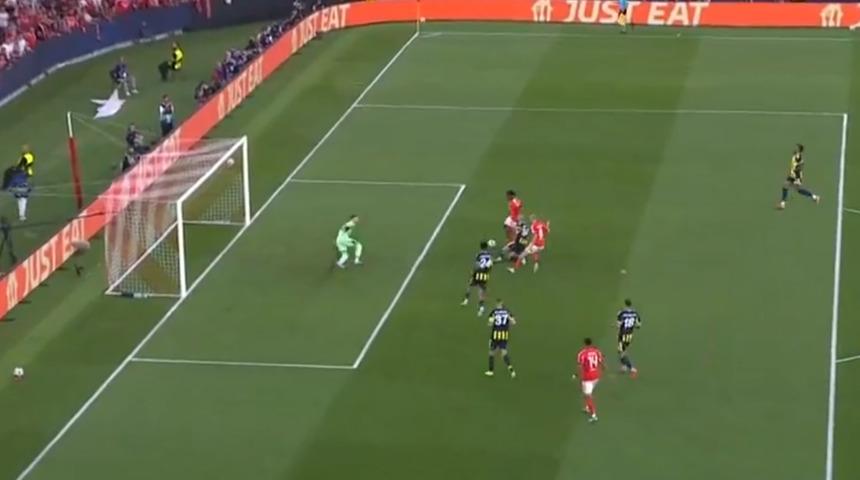 Benfica-Fenerbahçe maçının ilk anlarında inanılmaz olay! Livakovic kalesinde kendini siper etti