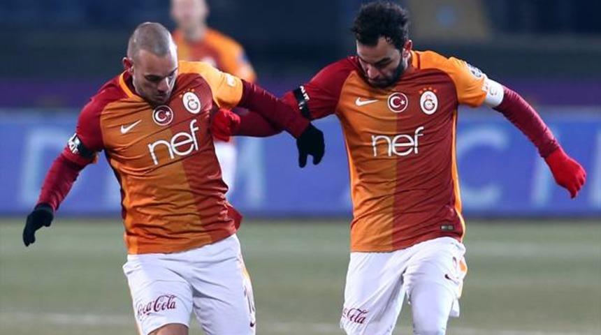 Sel&ccedil;uk ve Sneijder kızağa &ccedil;ekiliyor
