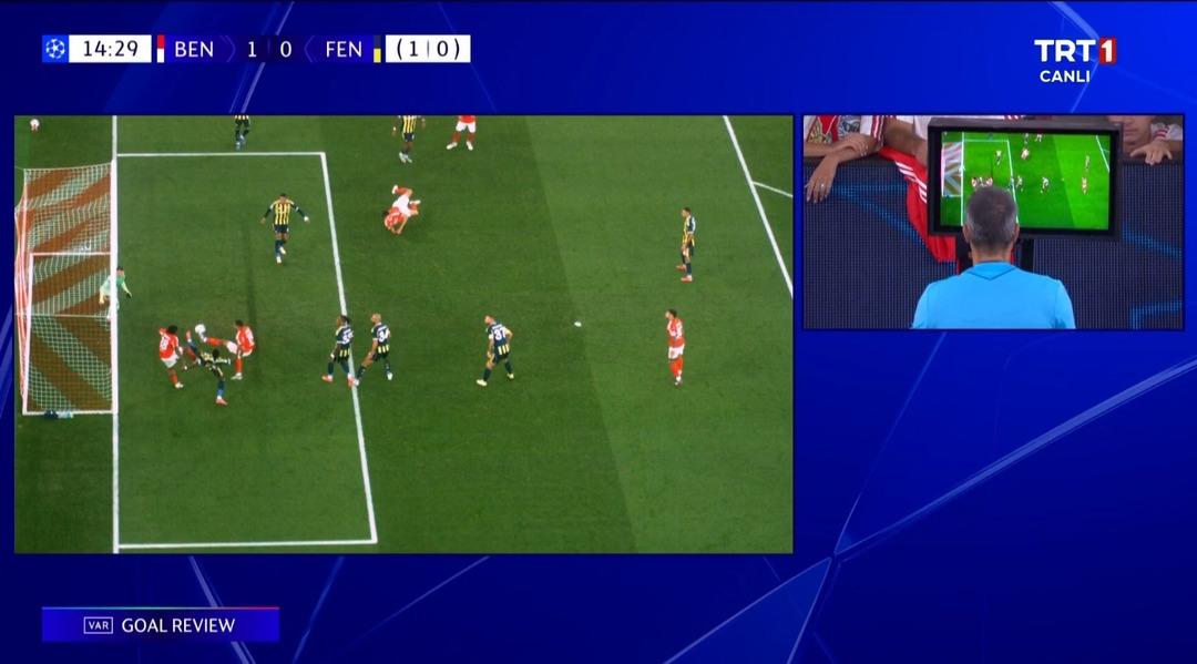 Benfica-Fenerbahçe maçının ilk anlarında inanılmaz olay! Livakovic kalesinde kendini siper etti 1