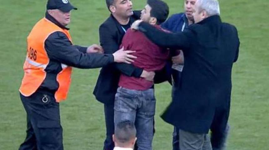 Adana'da b&uuml;y&uuml;k olaylar! Taraftar sahaya girdi...