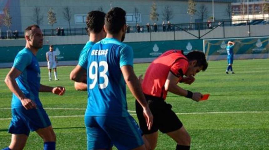 S&uuml;per Amat&ouml;r Lig'de futbolcu, hakeme yumruk attı