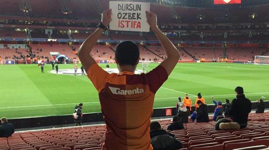 Emirates Stadı'nda 'Dursun &Ouml;zbek istifa' pankartı