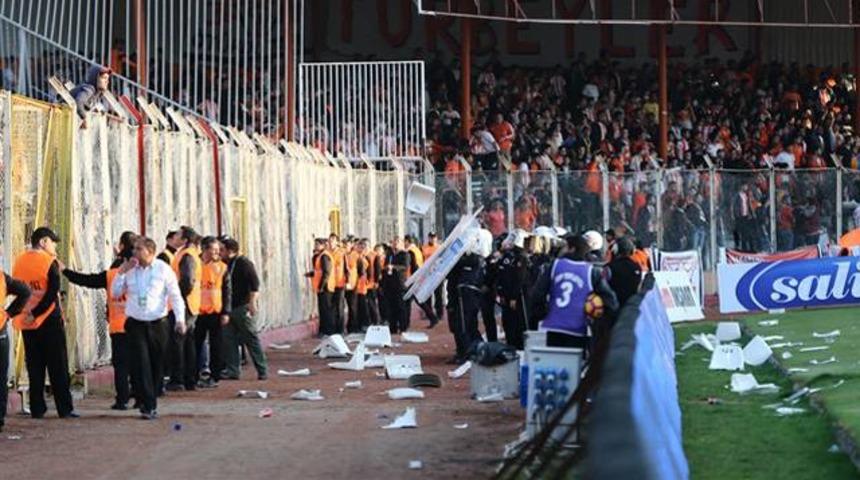 Adanaspor'a 2 ma&ccedil; seyircisiz oynama cezası