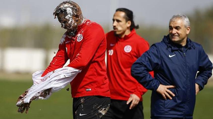 Doğum g&uuml;n&uuml; pastası y&uuml;z&uuml;ne atılan Eto'o &ccedil;ılgına d&ouml;nd&uuml;!
