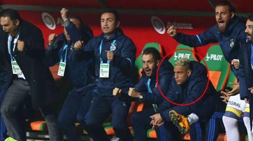 Van der Wiel gole tepki g&ouml;stermedi!