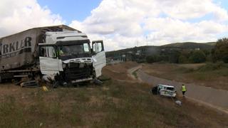 Tır, jandarma aracına çarptı: 5 yaralı