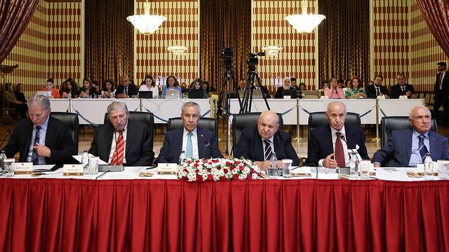 Komisyonda gündem yaratacak öneriler! Önce Hikmet Çetin ardından Bülent Arınç bombayı patlattı: ‘Genel af zaruri ihtiyaçtır’