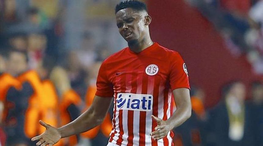 Samuel Eto'o oyundan alınınca &ccedil;ıldırdı