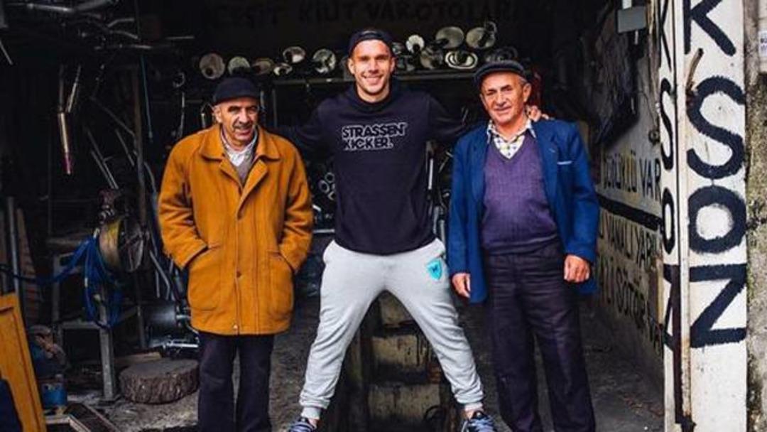 Bakın Podolski nerede g&ouml;r&uuml;nt&uuml;lendi!