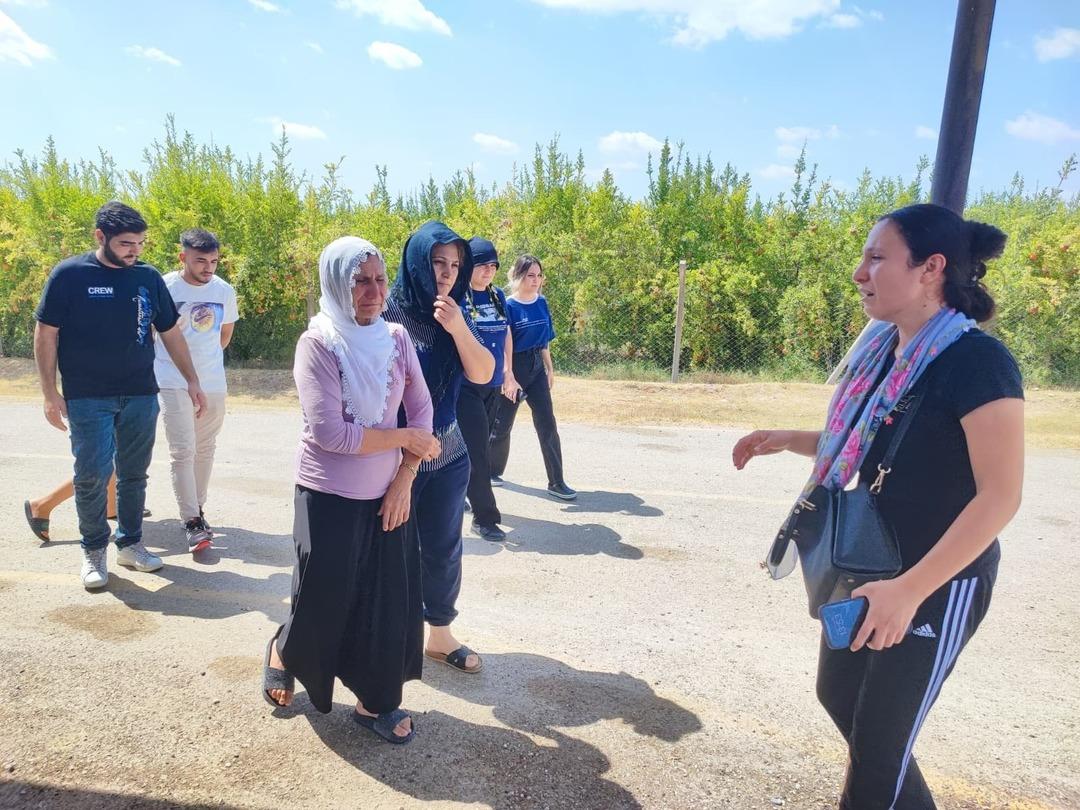 Adana’da mide fıtığı ameliyatı sonrası hayatını kaybeden genç kadın toprağa verildi 1