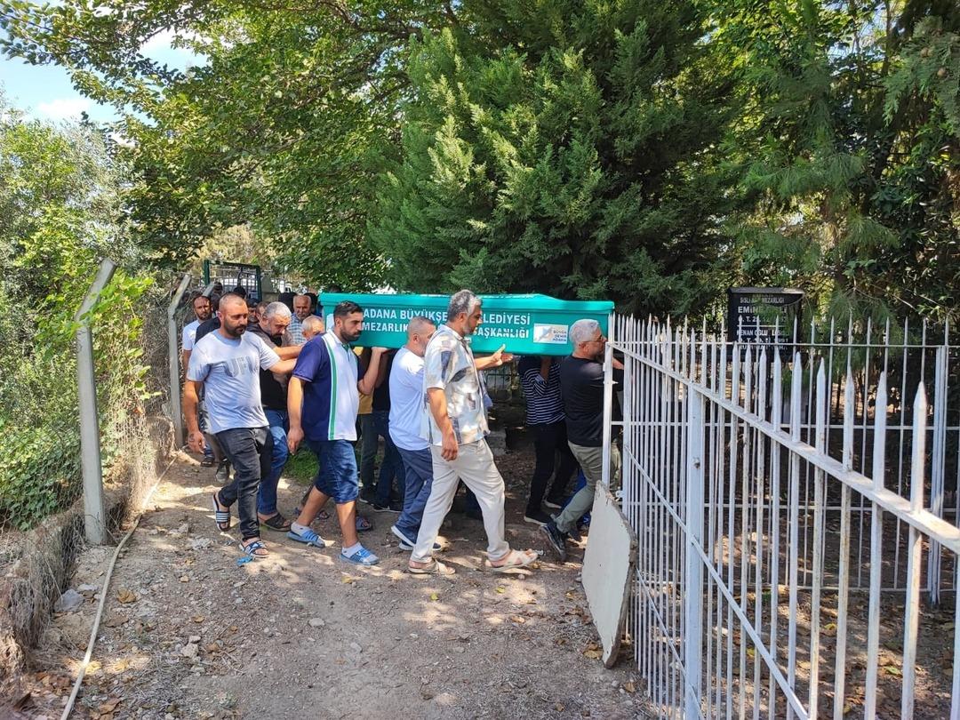 Adana’da mide fıtığı ameliyatı sonrası hayatını kaybeden genç kadın toprağa verildi 2