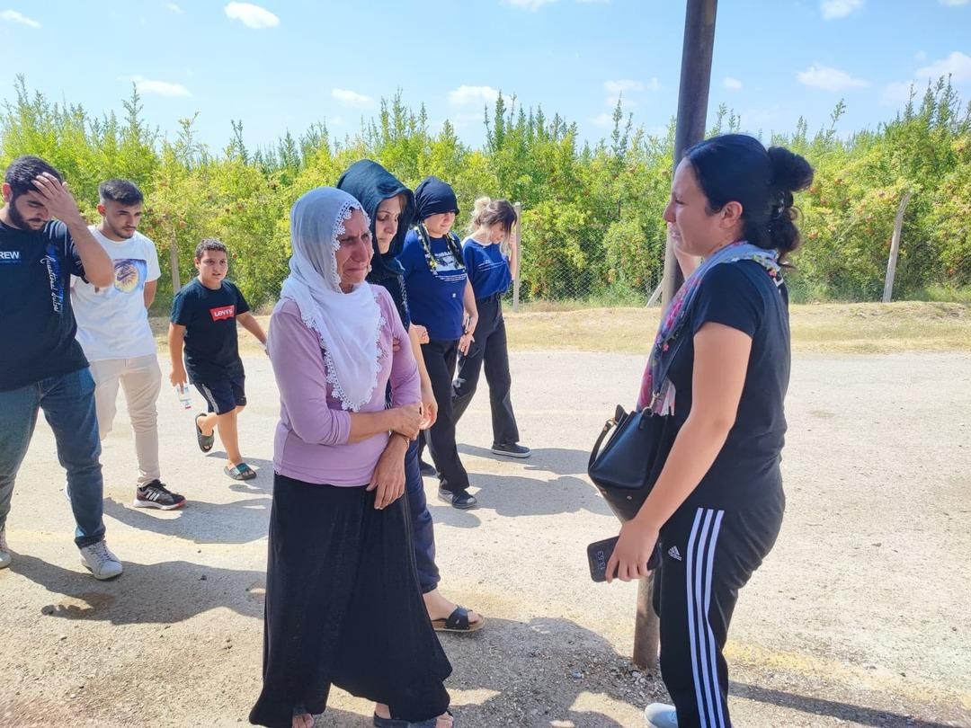 Adana’da mide fıtığı ameliyatı sonrası hayatını kaybeden genç kadın toprağa verildi 3