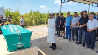 Adana’da mide fıtığı ameliyatı sonrası hayatını kaybeden genç kadın toprağa verildi