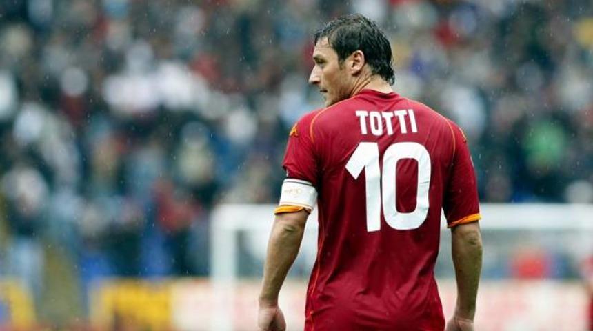 Roma'nın eski takım kaptanı Totti, Kovid-19'a yakalandı