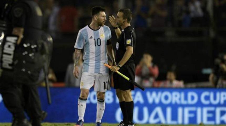 Messi'den k&uuml;f&uuml;r savunması!