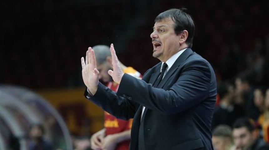 Ergin Ataman tepkiler &uuml;zerine soyunma odasına gitti!