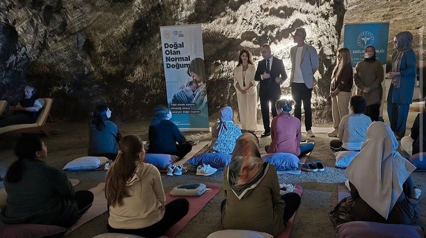 Çankırı'da anne adayları yerin 150 metre altında yoga yaptı