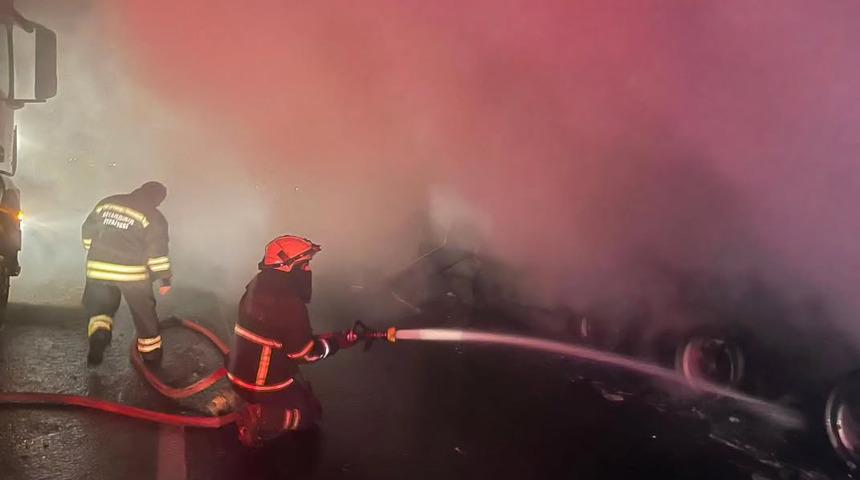 Diyarbakır'da park halindeki tır yandı