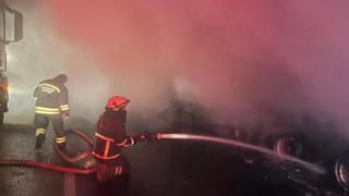 Diyarbakır'da park halindeki tır yandı