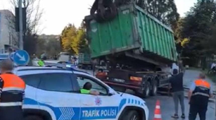 Yer: İstanbul! Demir yüklü kamyon devrildi