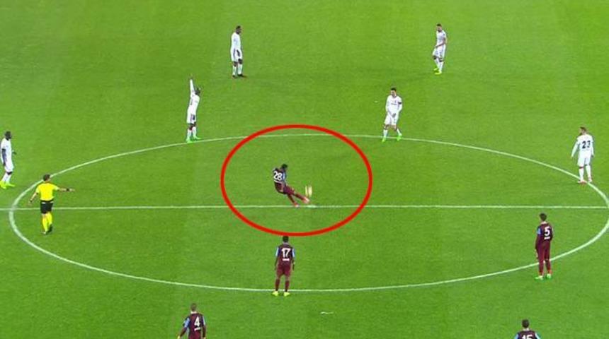 Trabzon'da m&uuml;thiş an! Orta sahadan vurdu...