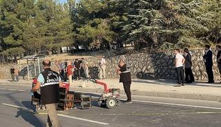 Burdur'da tarım aracı ile 2 otomobilin karıştığı kazada 1 kişi hayatını kaybetti