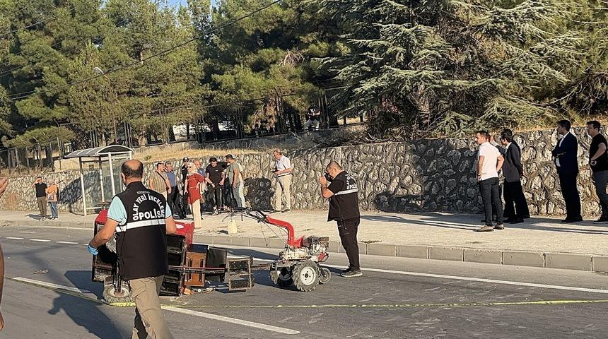 Burdur'da tarım aracı ile 2 otomobilin karıştığı kazada 1 kişi hayatını kaybetti