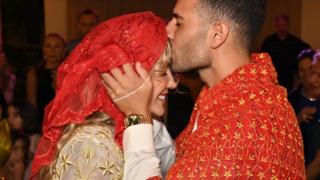 Esra Erol'un kardeşi Eda Erol pilot sevgilisiyle evlendi!  Gelinliğine yorum yağdı 