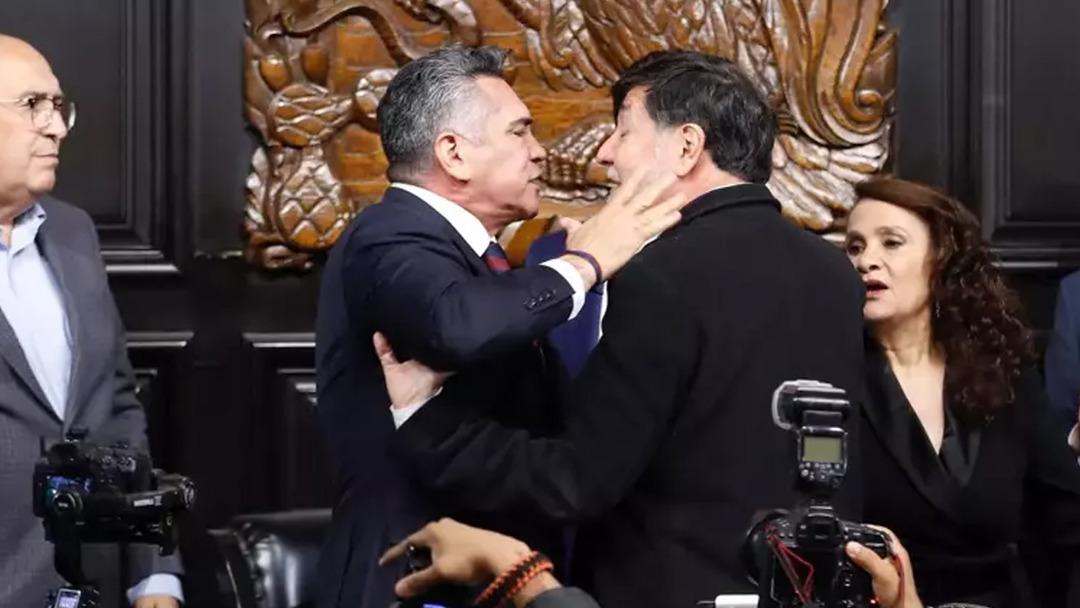 Meksika Senatosu nda ortalık karıştı! Muhalif lider Meclis Başkanı na saldırdı... O anlar kamerada 1