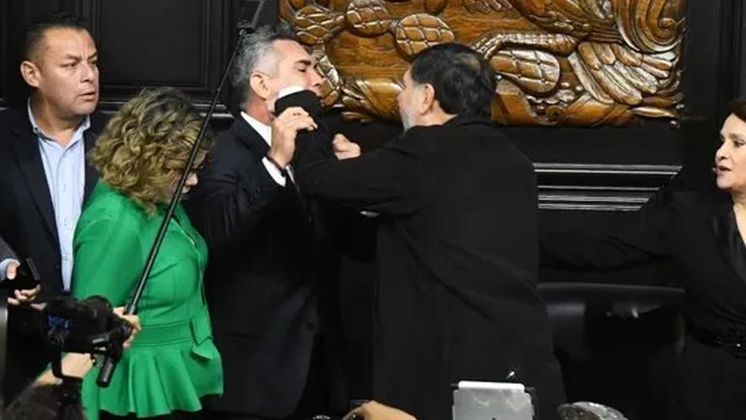 Meksika Senatosu nda ortalık karıştı! Muhalif lider Meclis Başkanı na saldırdı... O anlar kamerada 2