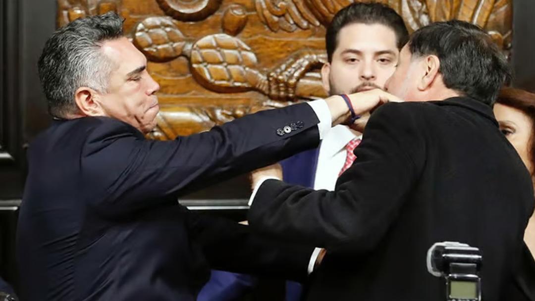 Meksika Senatosu nda ortalık karıştı! Muhalif lider Meclis Başkanı na saldırdı... O anlar kamerada 3