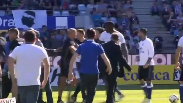 Lyon'a büyük şok! Taraftar saldırdı maç tatil edildi