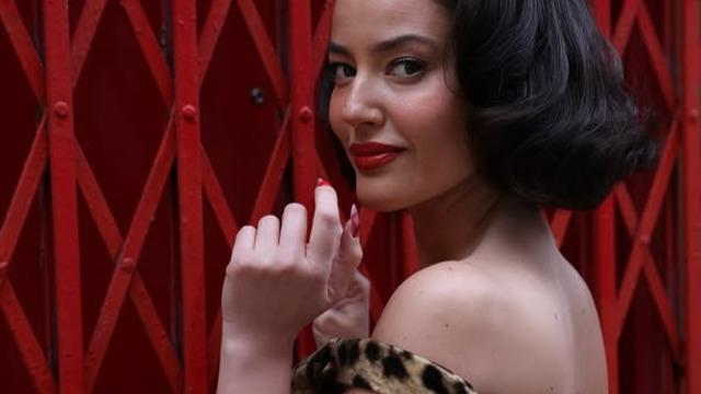 Pelin Akil mini elbisesiyle peş peşe paylaştı! Sosyal medyada yorum yağdı! 'Boşanma yaradı' 