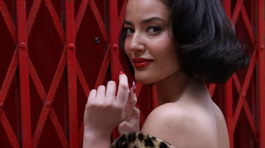 Pelin Akil mini elbisesiyle peş peşe paylaştı! Sosyal medyada yorum yağdı! 'Boşanma yaradı' 