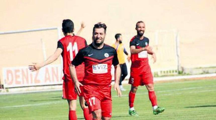 Futbolcuya kızan y&ouml;netici oyuna girdi şov yaptı!