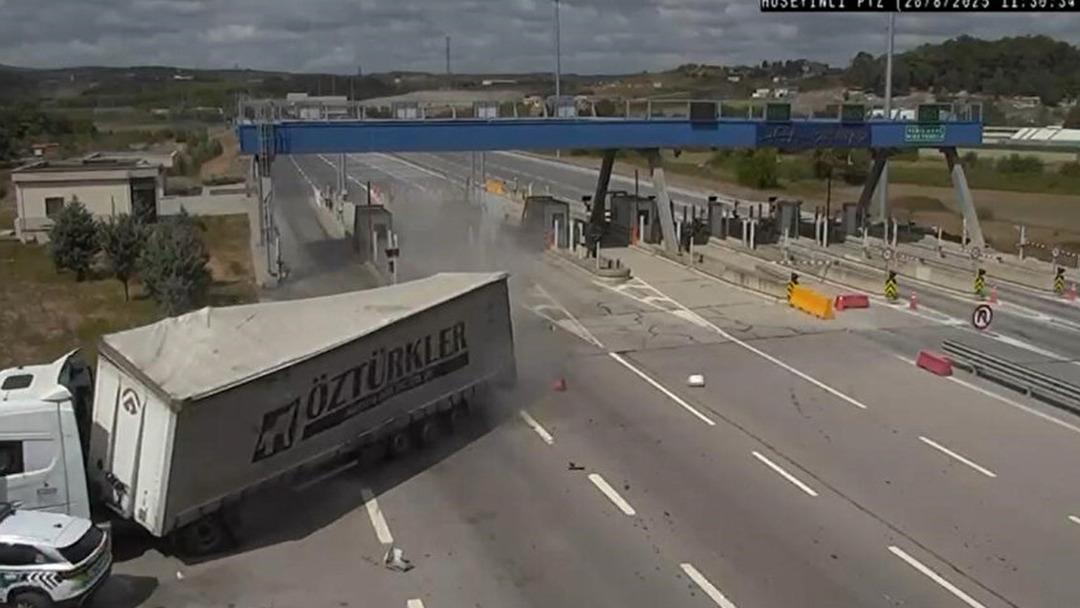 Gişelerdeki feci kazada tır, jandarma aracına çarpmıştı! Bakan Yerlikaya duyurdu... Tırdan uyuşturucu madde çıktı 1