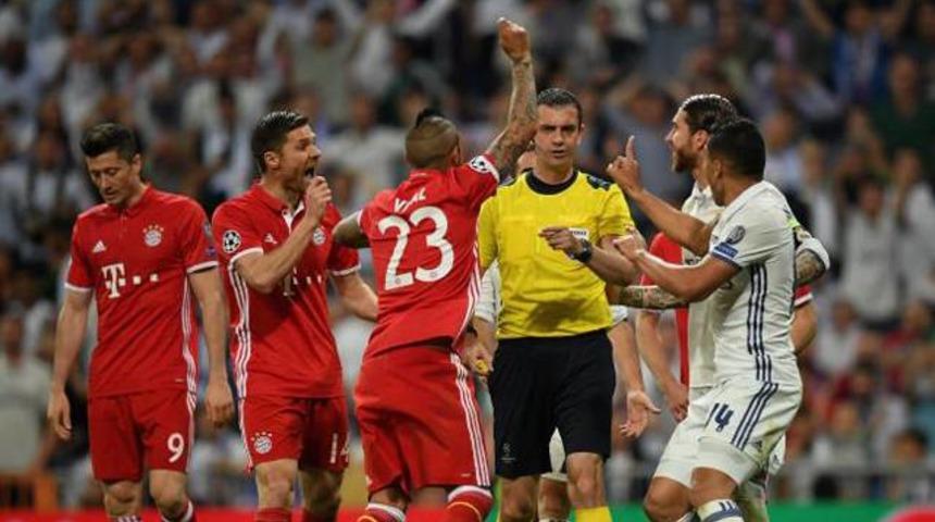 Bayern M&uuml;nihli futbolcular Kassai'nin soyunma odasını bastı