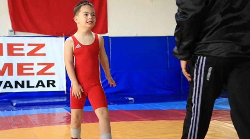 Down sendromlu minik minderde parlıyor